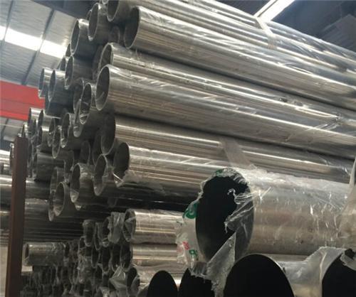 904L不銹鋼管陰極與陽極之間的距離過大電阻增大，電能消耗增大，溶液容易升溫，影響拋光質(zhì)量。距離過小，易造成短路打火，燒黑制品。陰與陽極之間的距離100至300毫米為宜